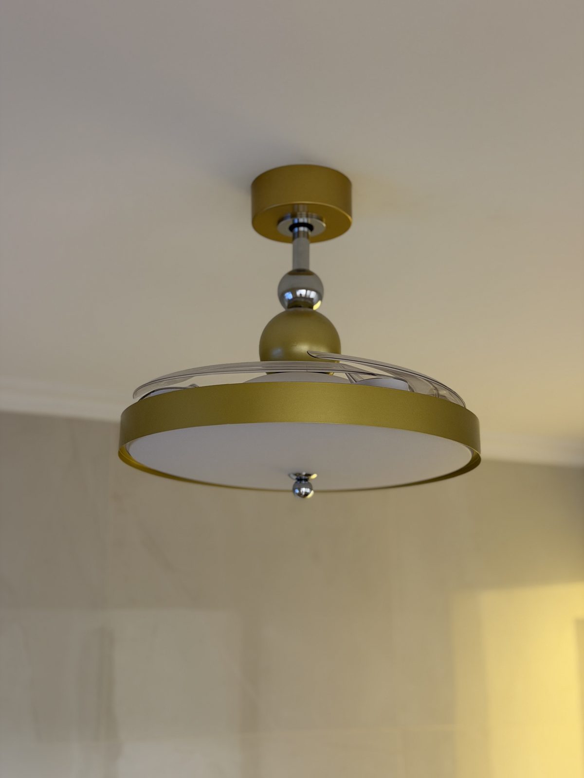 Lustre dourado com ventilador de pás retráteis
